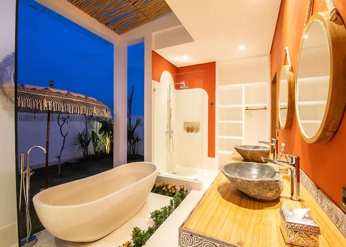 Kamalie Bali 4 Elegant Rooms, Rice Fields ,ocean , Pool, Jacuzzi, Rooftop And Staff To Take Care Of * تاناه لوت